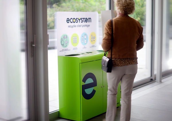 Bac de recyclage pour les petits appareils dans un magasin